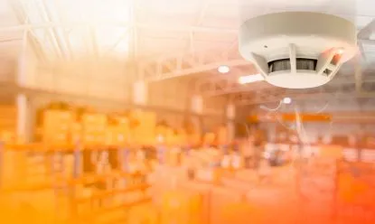 Detectores de fumaça em galpões logísticos automatizados: o que muda?